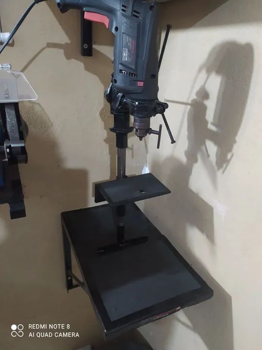 Furadeira com suporte de bancada.