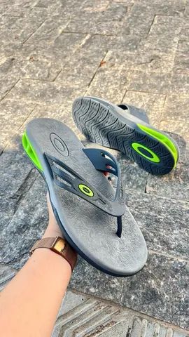Chinelo masculino Oakley. - Foto 2