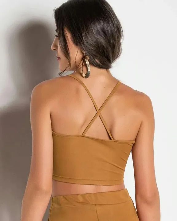Cropped top marrom com detalhe de recorte - Foto 2