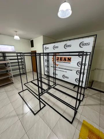 Araras metálicas de chão.