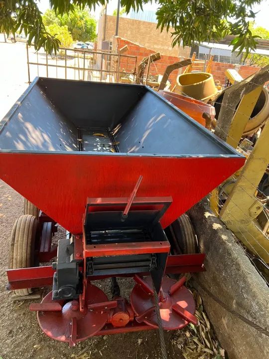 Carreta Distribuidora de calcário e adubo  - Foto 2