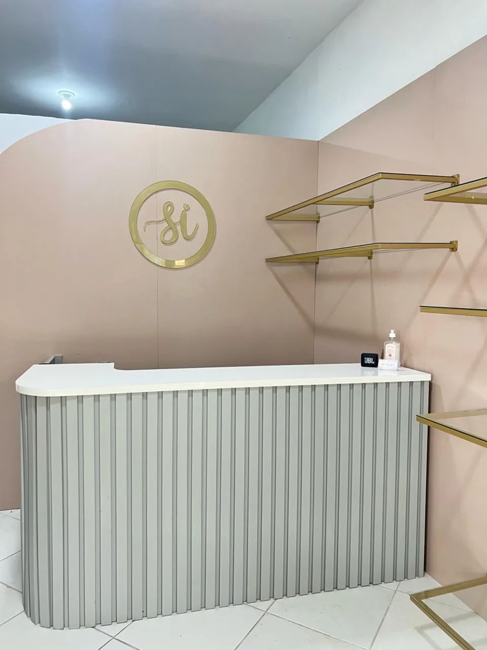 Balcão Comercial em MDF com Design Moderno
