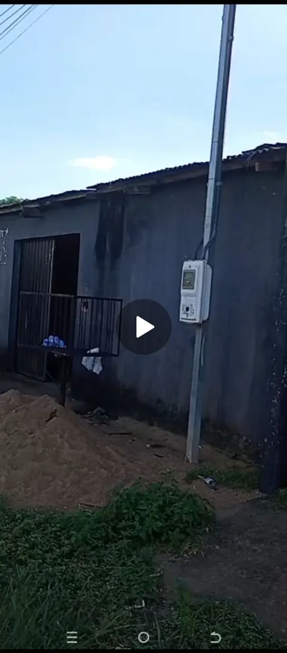 Vende-se uma casa e um ponto comercial galpão no bairro Porto Cristo.