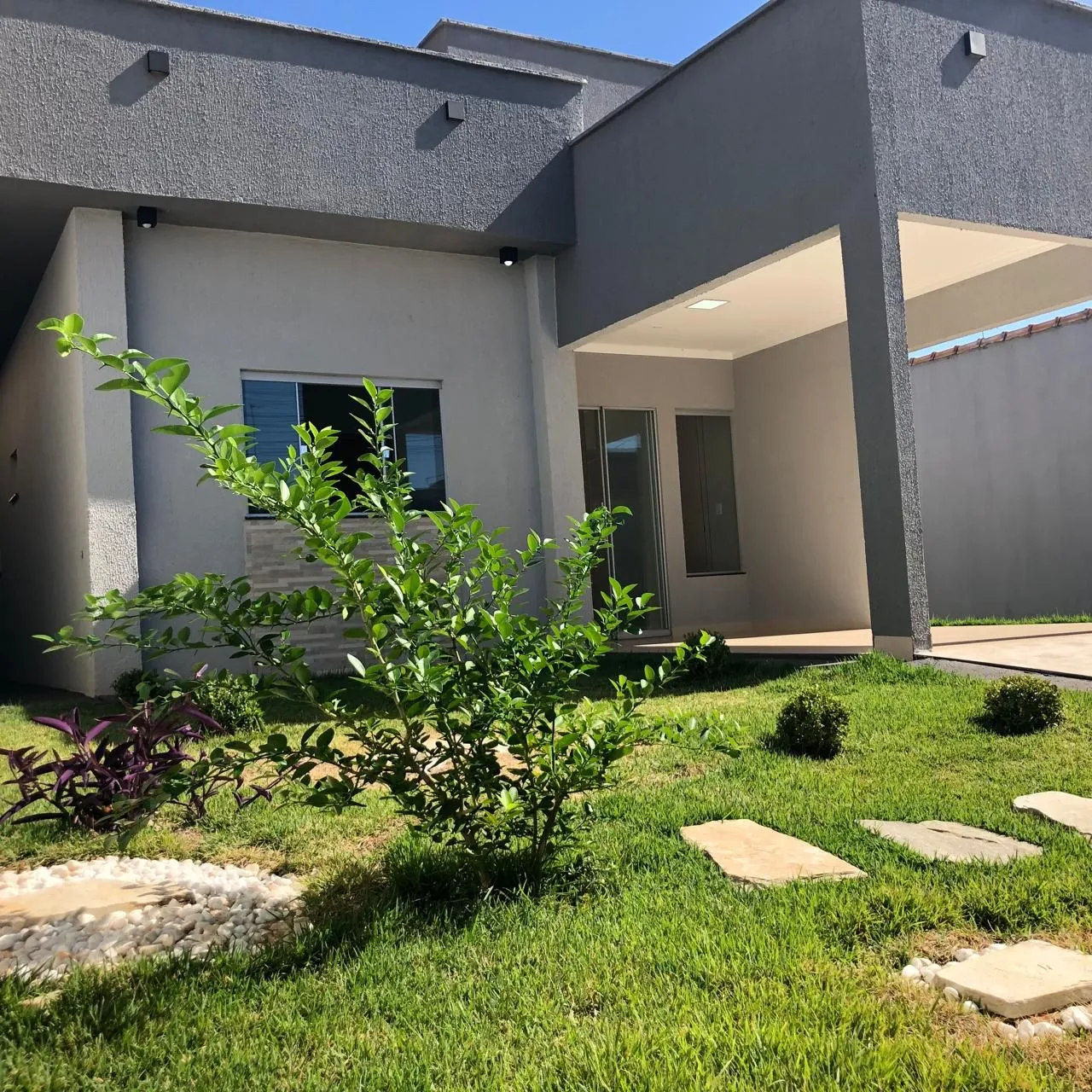 Casa Térrea sozinha no lote com Piscina Aquecida no Setor Três Marias - Goiânia.