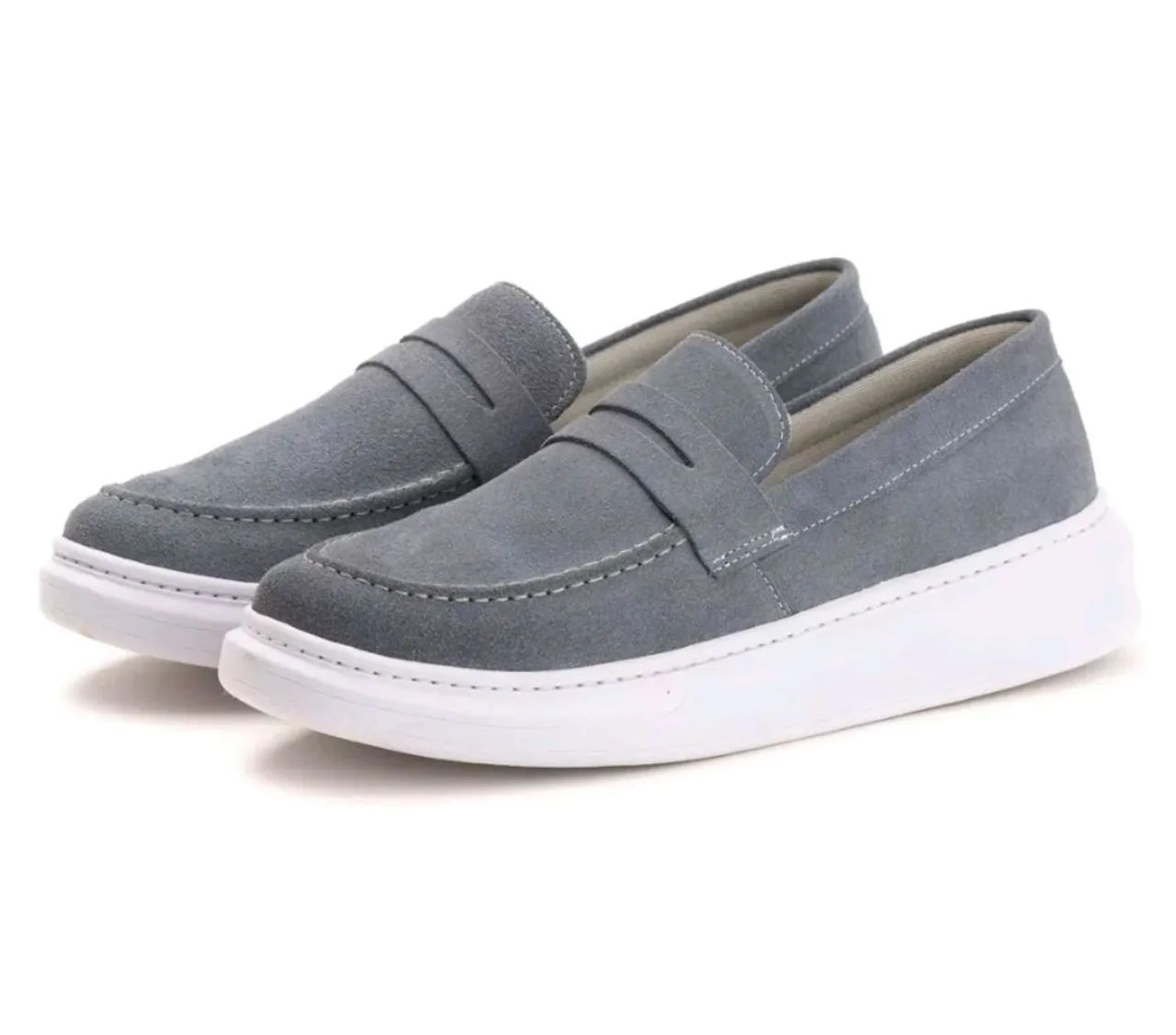 Sapatênis Loafer Cinza Casual e Azul. 