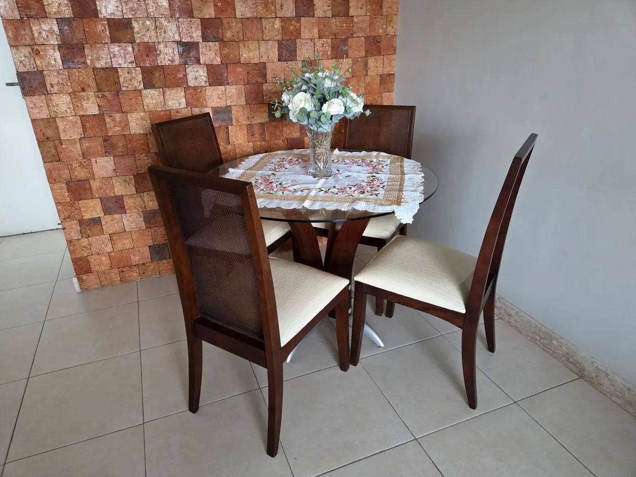Mesa de Jantar Redonda com 4 Cadeiras
