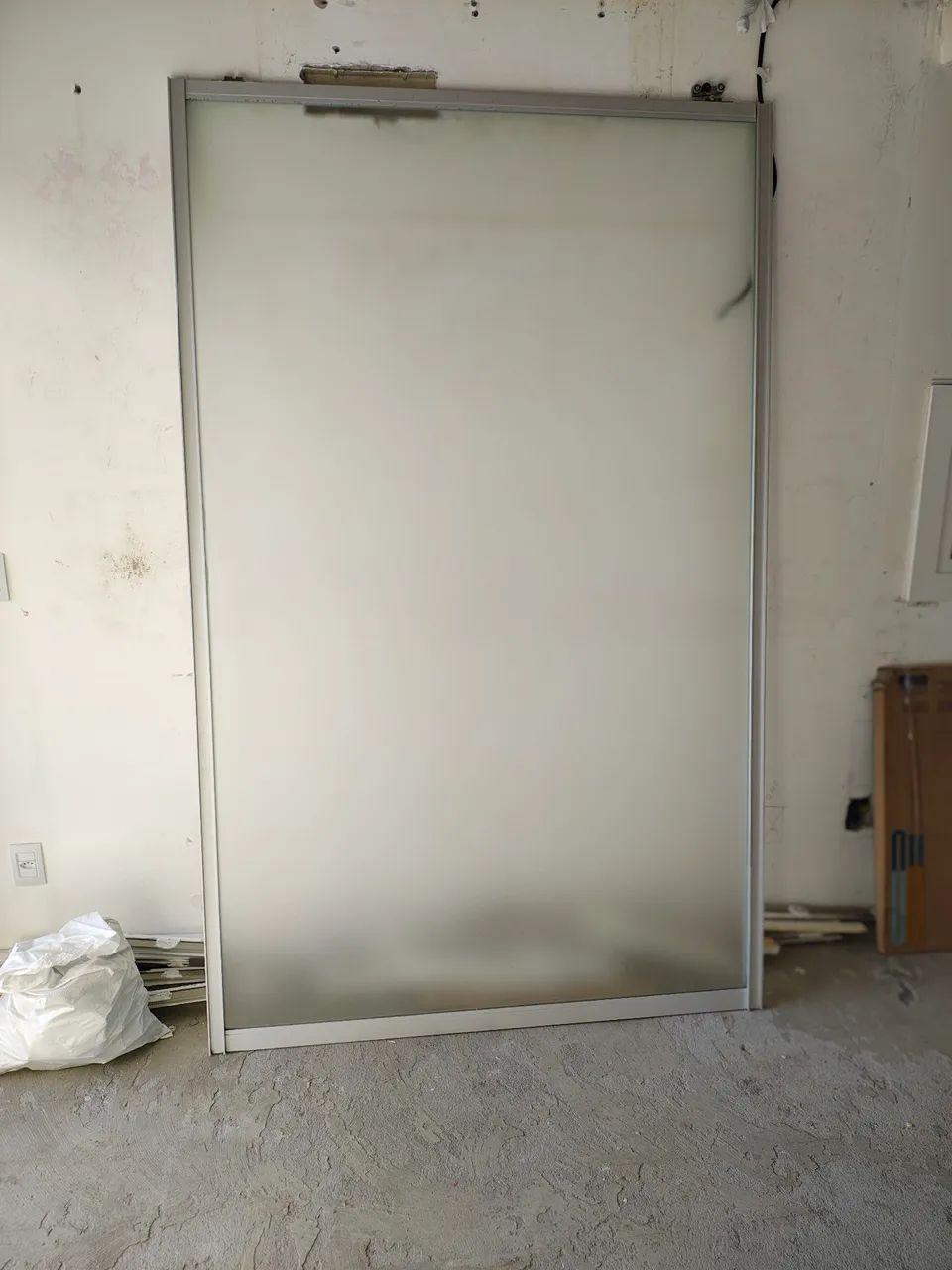 Divisória de vidro com cantoneira de alumínio.64861352655875120