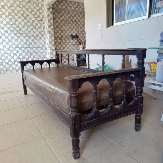 Vendo sofá de madeira com acolchoado Usado! - Foto 2