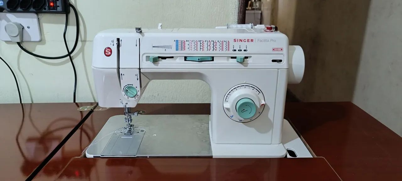Gabinete embutido com máquina de costura Singer Pro