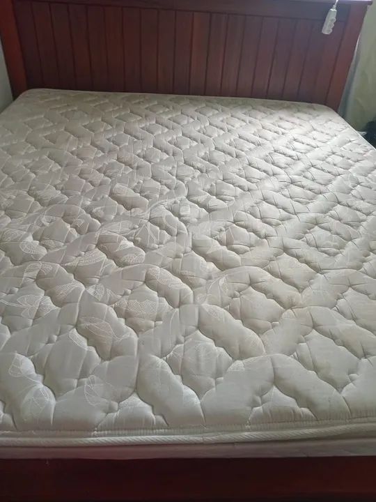 Cama King de Madeira + Colchão Excelente - Conforto e Qualidade!