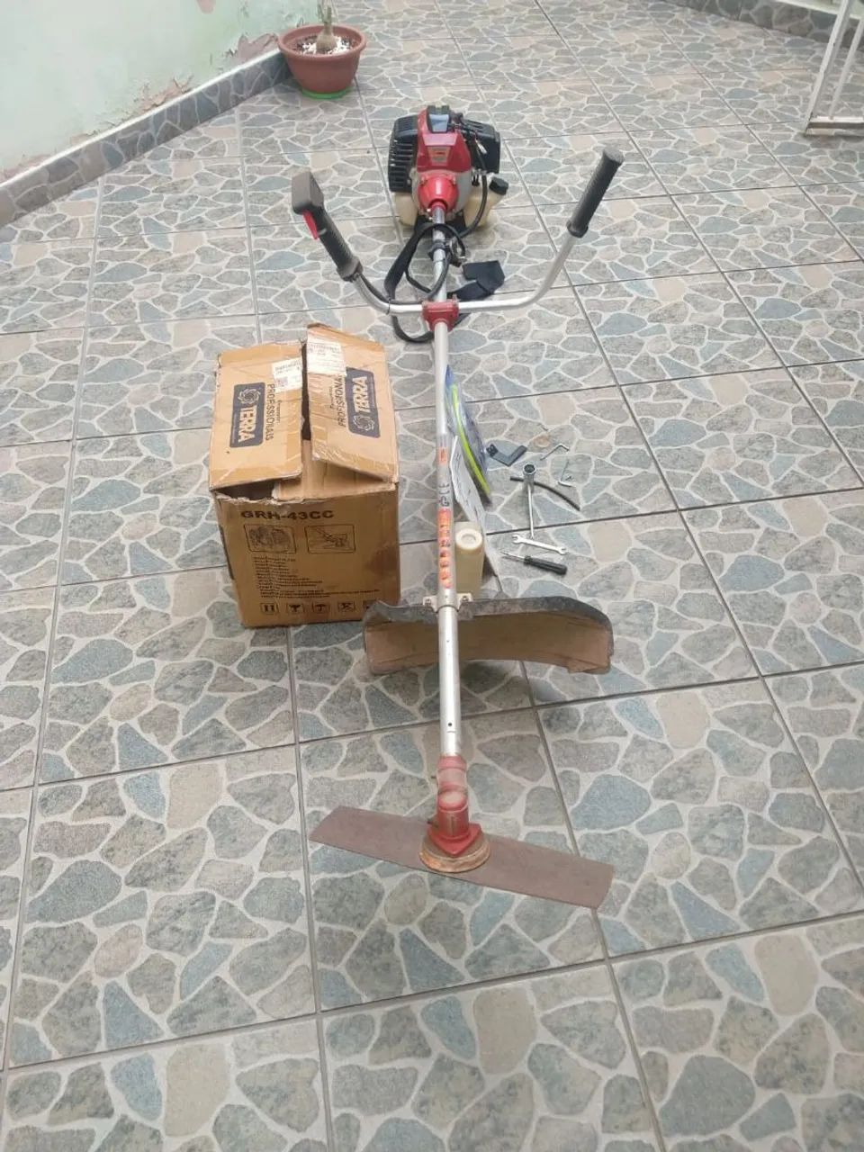Roçadeira a Gasolina - Potente e Eficaz - Foto 5