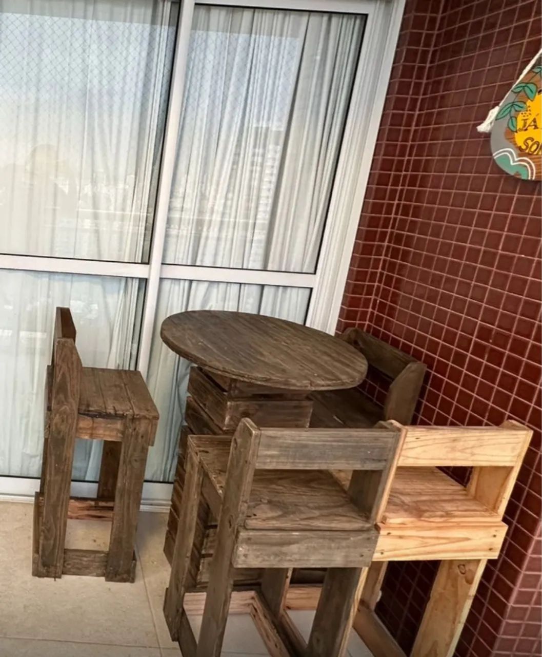 Conjunto de Mesa e Cadeiras de Madeira Rústica em Palet  - Foto 2