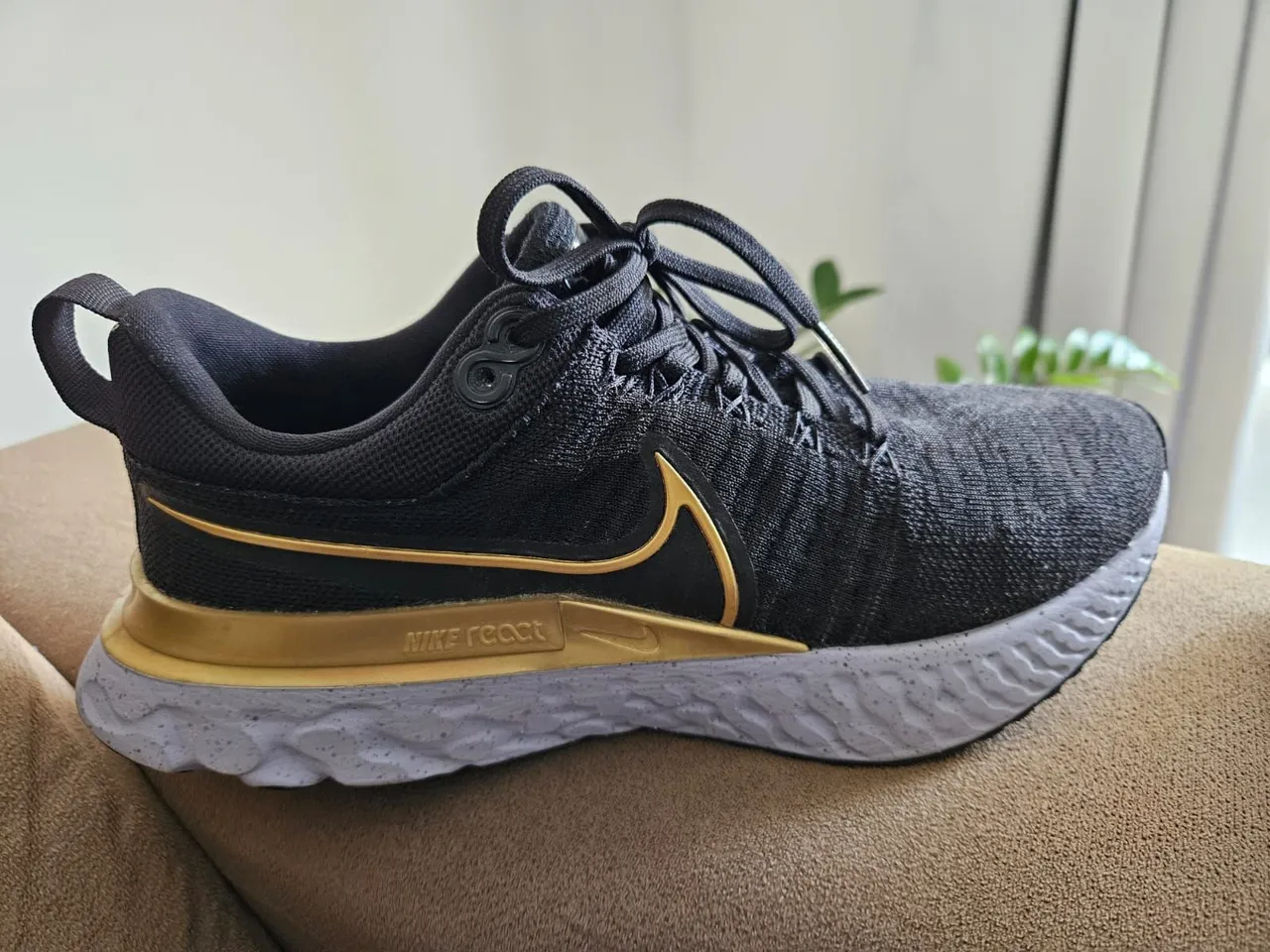 Tênis Nike React Infinity Run Flyknit - Preto e Dourado