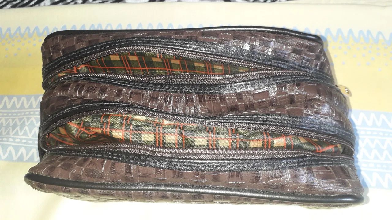 VENDO NECESSARIE GRANDE DE COURO NOVA  - Foto 2