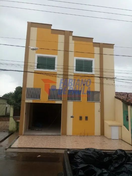Vende-se excelente prédio residencial e comercial no bairro Santa Clara.