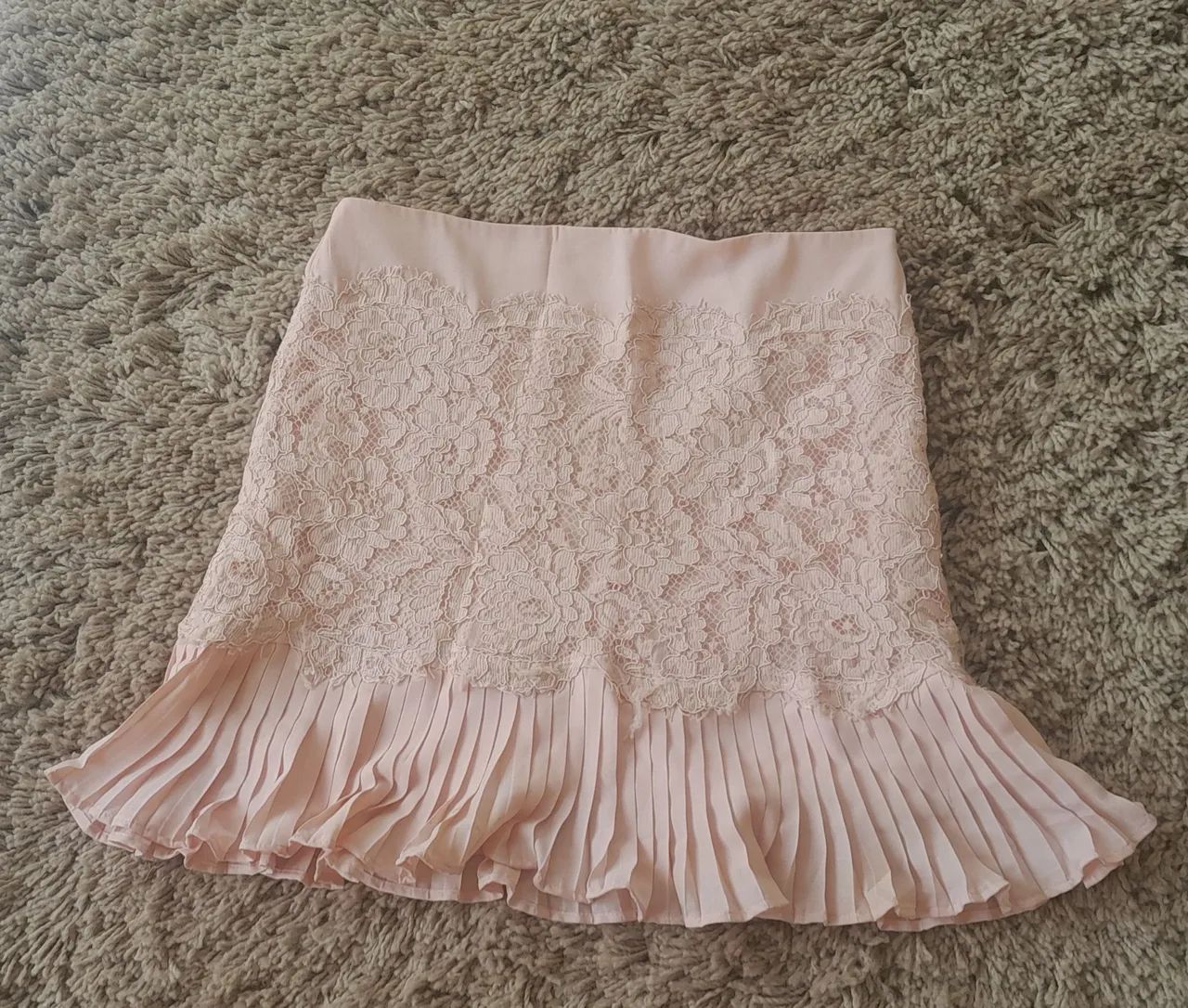 Saia de renda rosa com babado