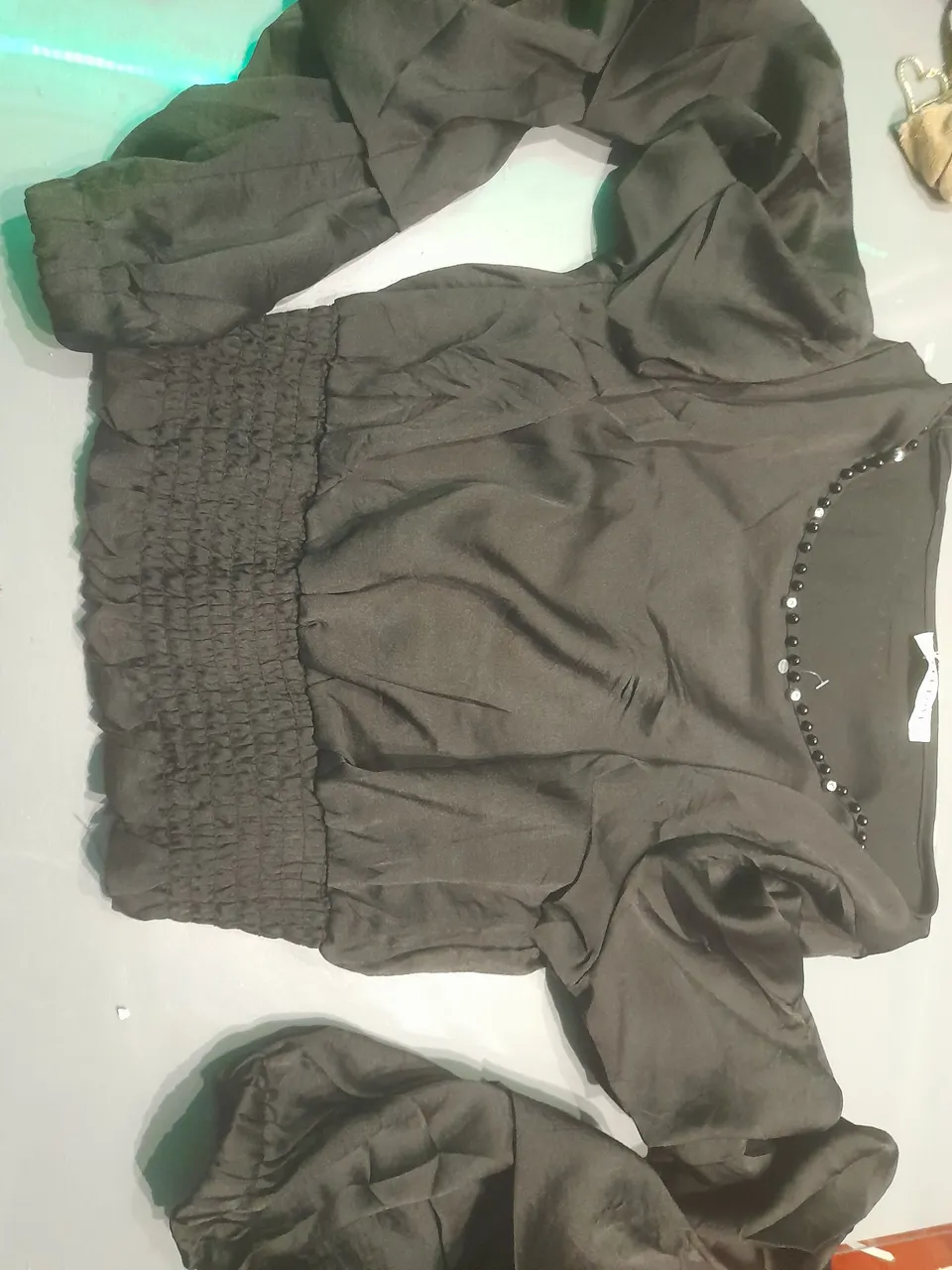 Blusa de seda preta com detalhes