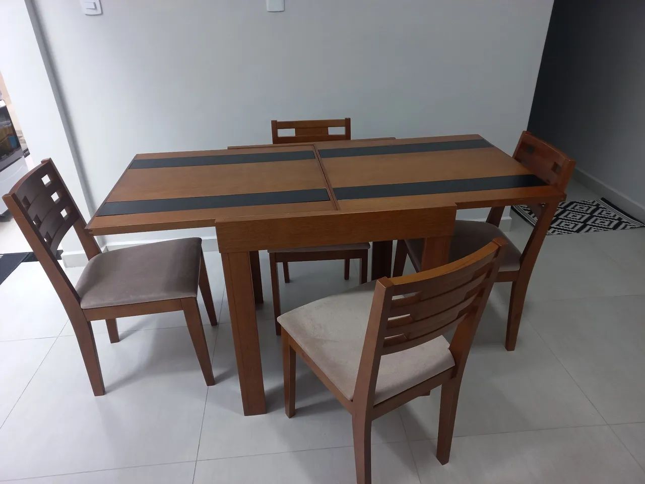 Jogo de mesa de madeira 