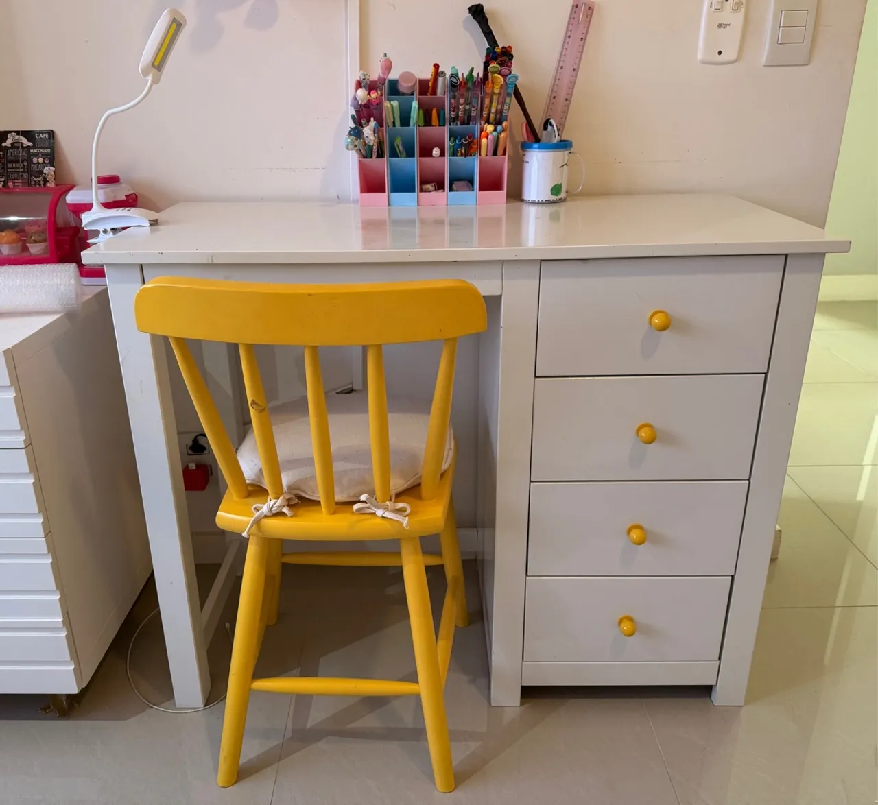 Escrivaninha infantil com Cadeira Amarela - Ideal para estudos