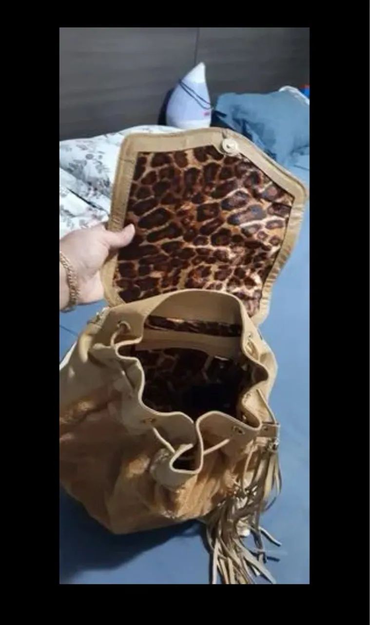 Mochila couro e Pelúcia Carmem Steffens - Foto 2