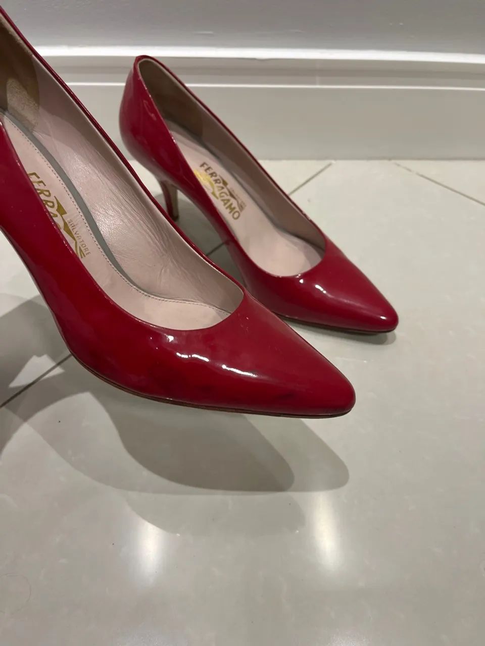 Scarpin vermelho verniz Ferragamo - Foto 3