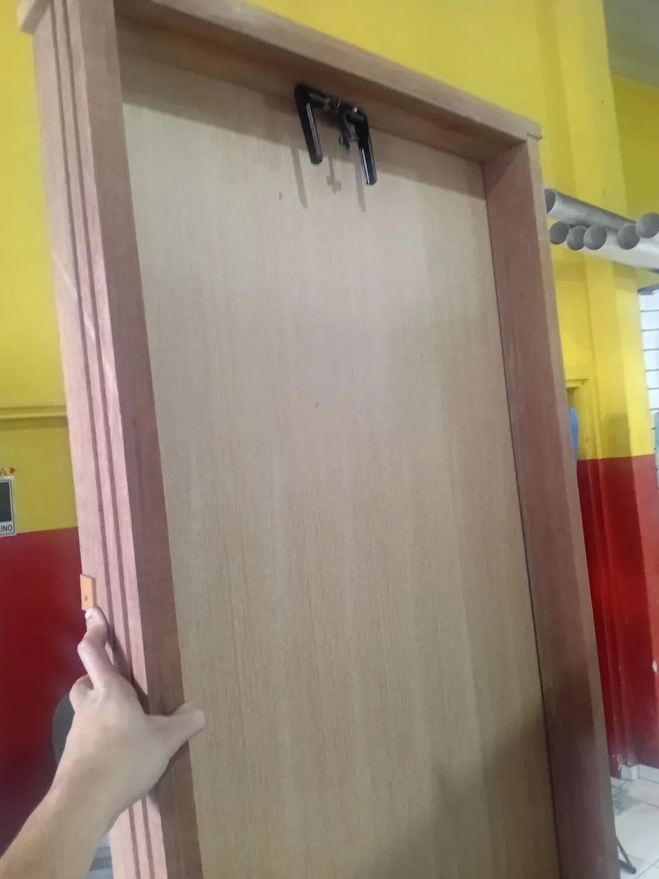 Porta lisa de imbuia 2,10 X 0,60 cm lado direito - Foto 2