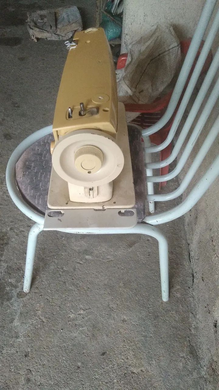 Vendo 2 máquinas de Costura 1 Elgin  e 1 Singer - Foto 2