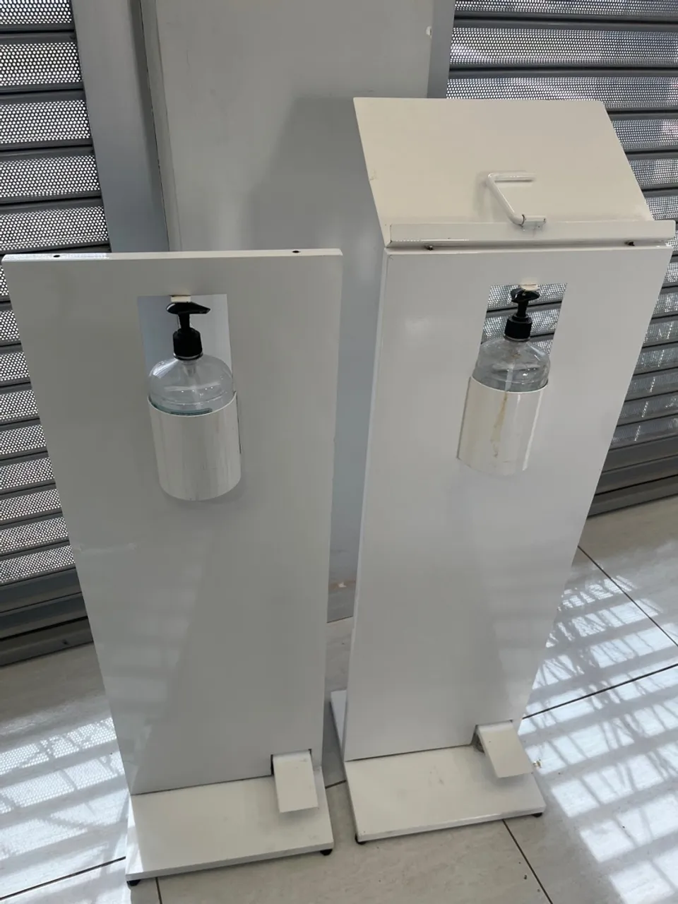 Dispenser de álcool em gel para escritório