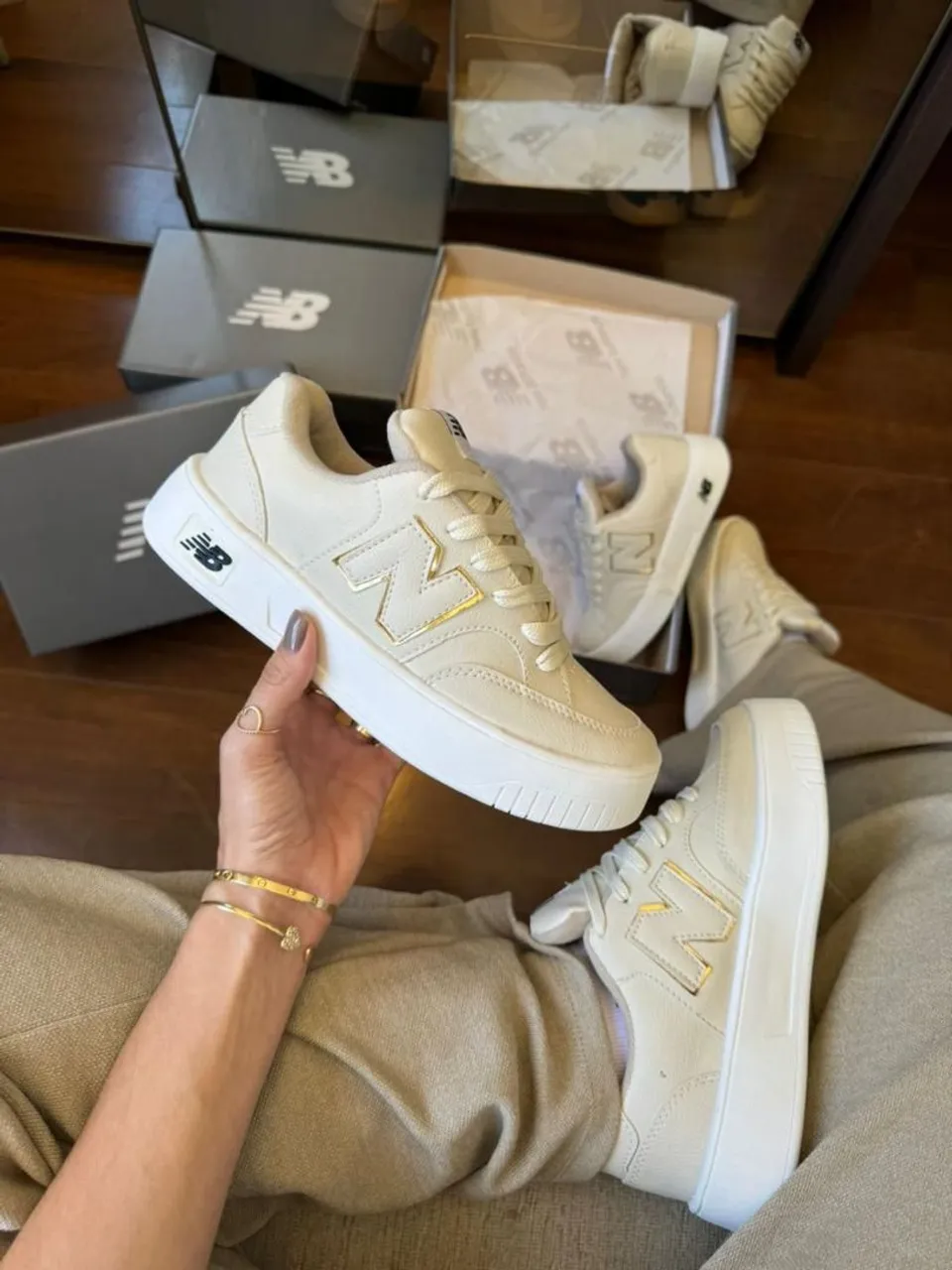 Tênis New Balance Branco com Detalhes Dourados - Novo