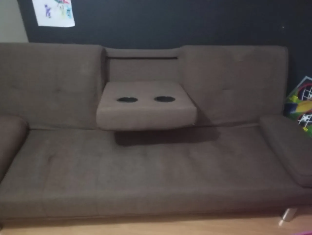 Sofá com porta-copos para 2 pessoas