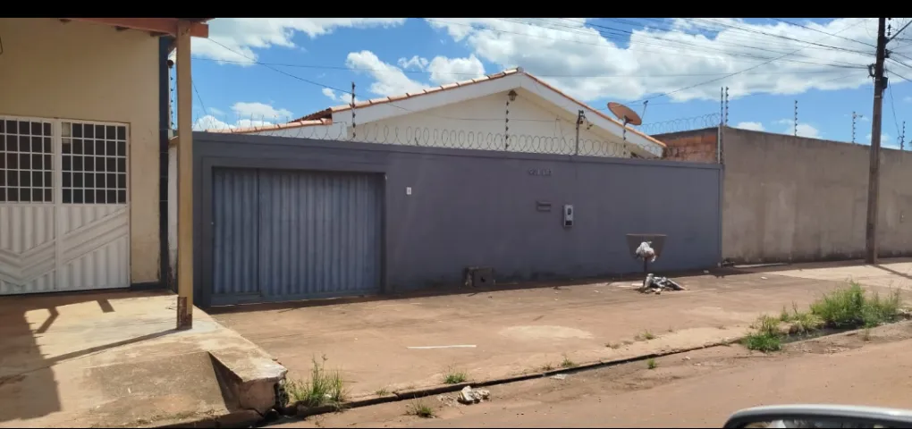 Casa a venda - aceita carro parte pagamento
