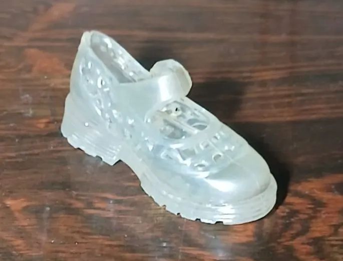 Mini sandália de coleção com imã pra geladeira ano 90/em plástico emborrachado/infantil - Foto 2