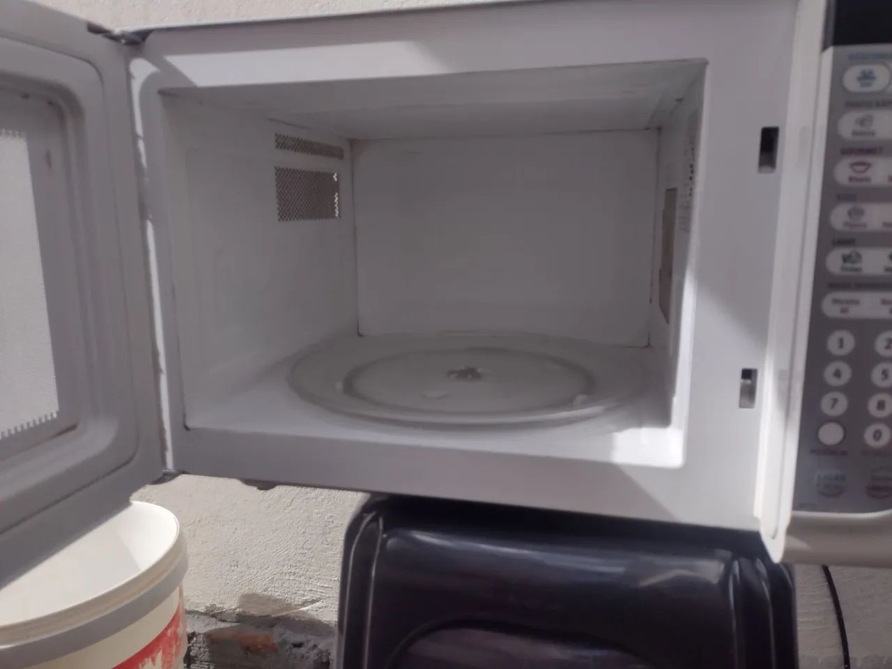 Vendo microondas 31 litros Eletrolux funcionando perfeitamente  - Foto 6