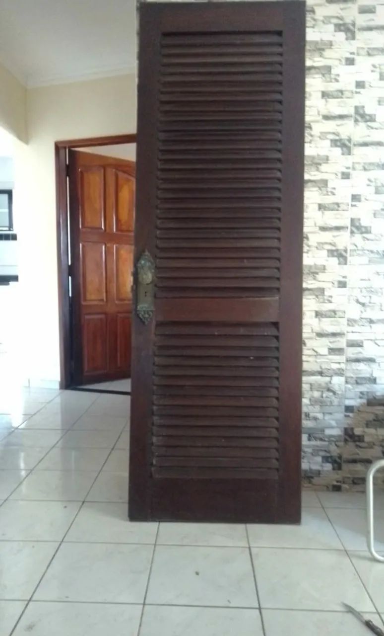 Porta de madeira maciça veneziana