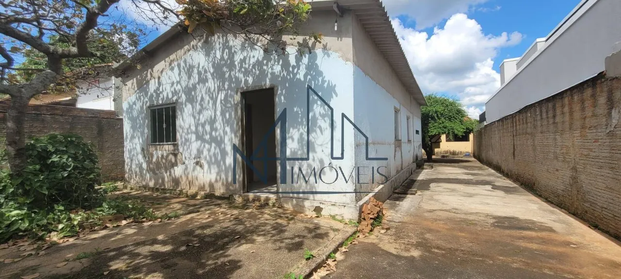 Casa c/ Barracão - Jardim Itaiupu - Goiânia - GO