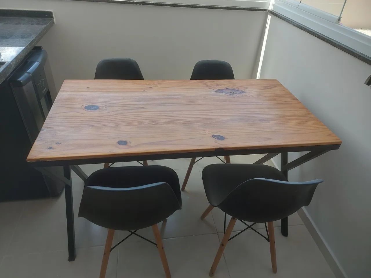 Mesa de madeira para 4 pessoas + Cadeiras - Foto 3