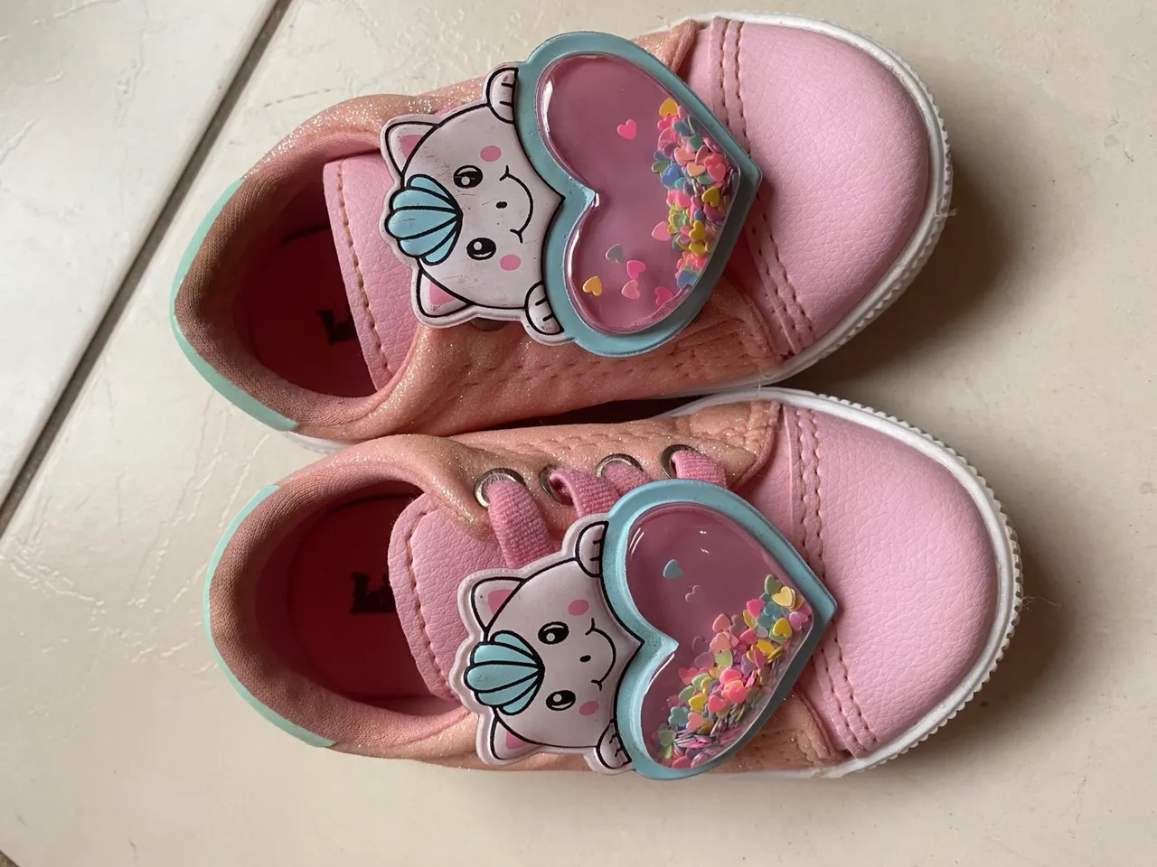Tênis de bebê com glitter 