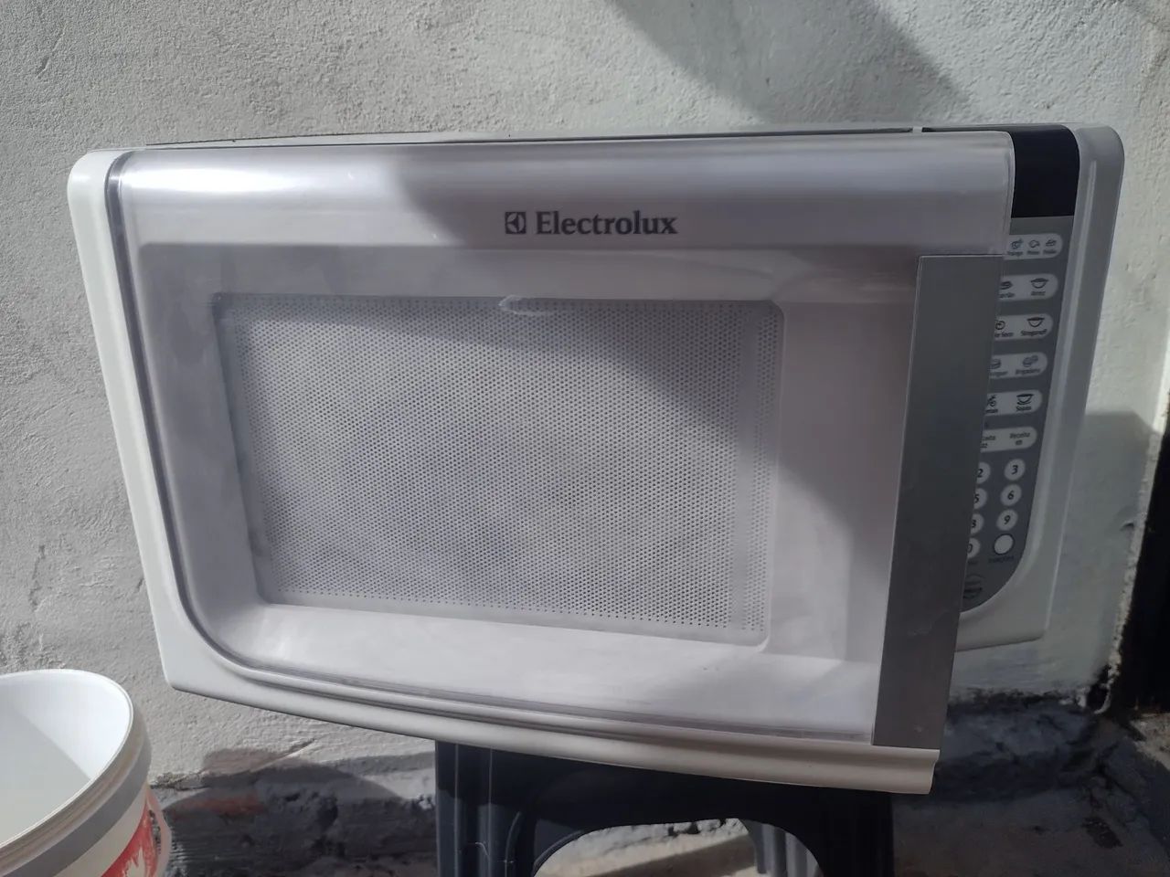 Vendo microondas 31 litros Eletrolux funcionando perfeitamente 
