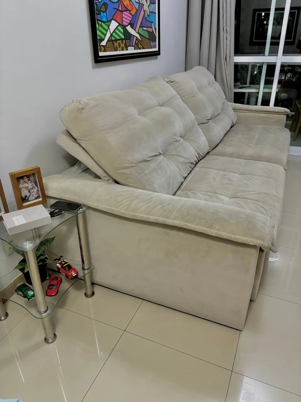 Sofá retrátil e reclinável em tecido bege