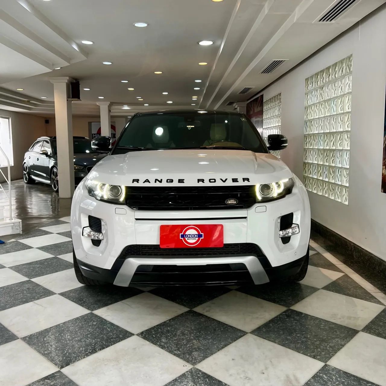 Range Rover Evoque R-Dynamic sem detalhes e com revisões feitas  