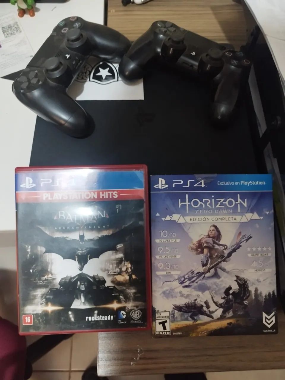 PS4 com Batman: Arkham Knight e Horizon Zero Dawn