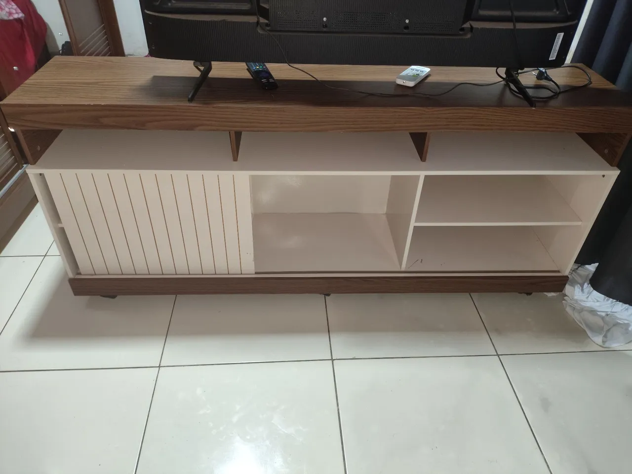 Rack de TV em MDF com Prateleiras