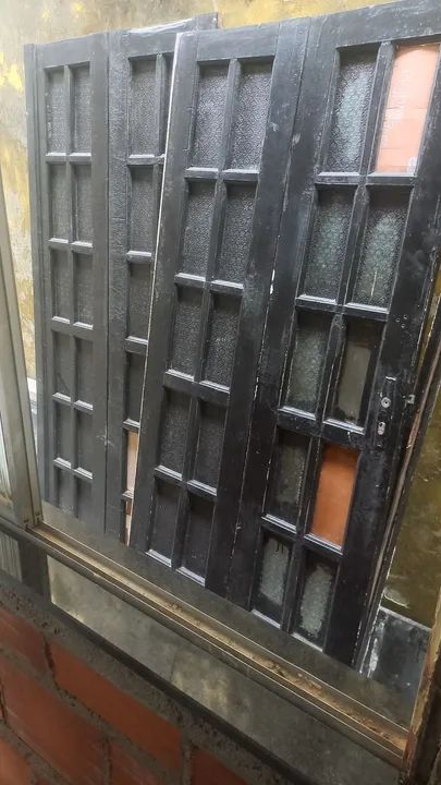 VENDE SE UMA PORTA DE QUATRO BANDAS TODA VAZADA TODA EM MASSARANDUBA COM VIDROS COM ADUELA - Foto 5