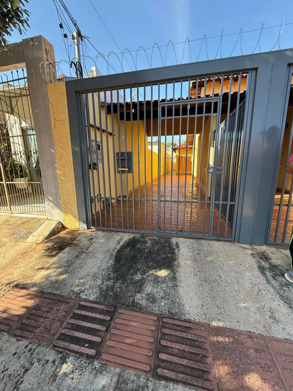 Casa com dois quartos sendo uma suite paralela a Bom Pastor