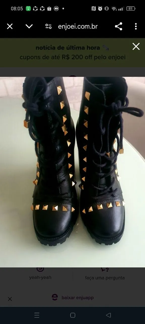 Botas pretas com tachas douradas