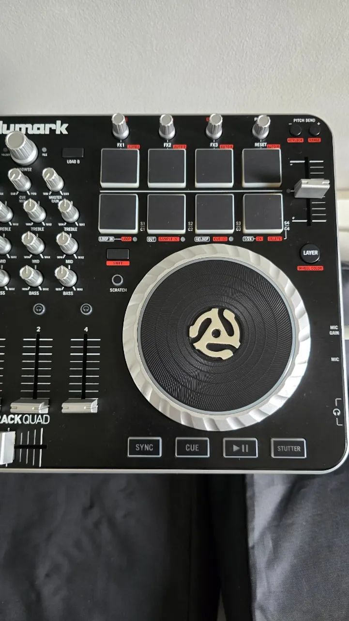 DJ機材 Numark MIXTRACK QUAD Numark Mixtrack Quad - 4 Decks + Efeitos - Parcele No Cartão