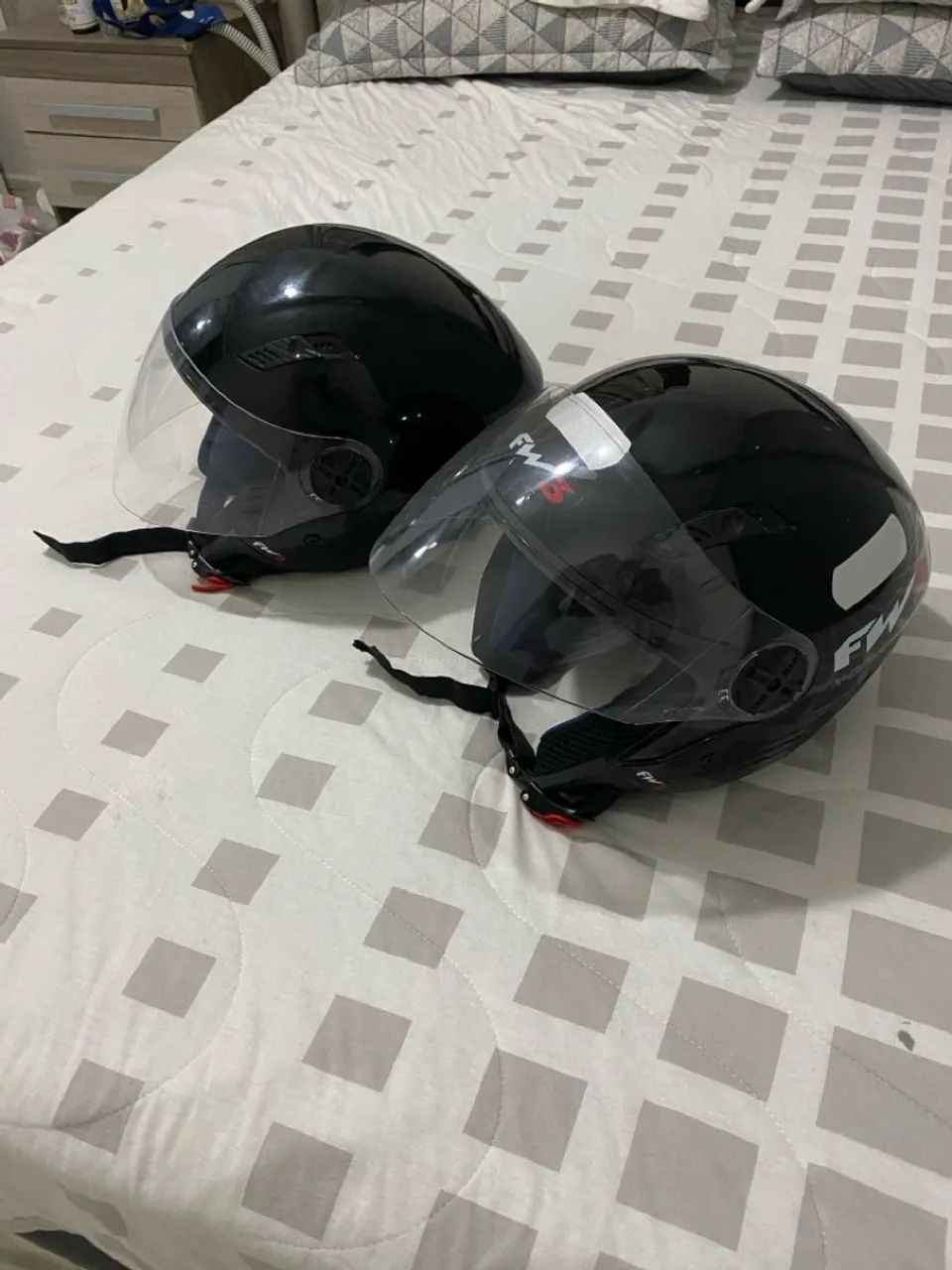 Par de capacetes novos 