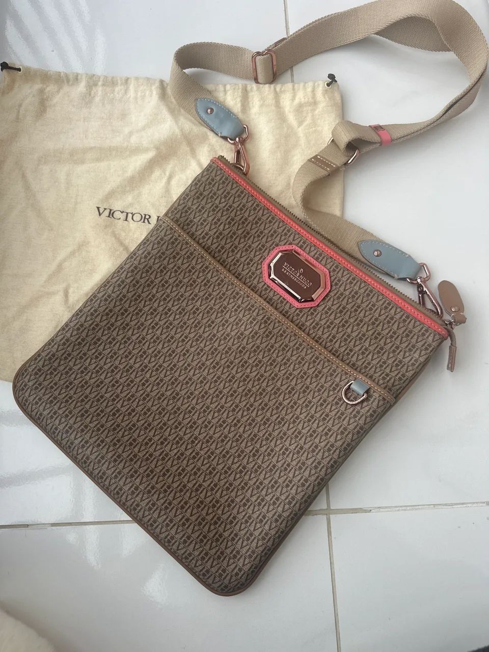 VICTOR HUGO ORIGINAL - BOLSA TRANSVERSAL