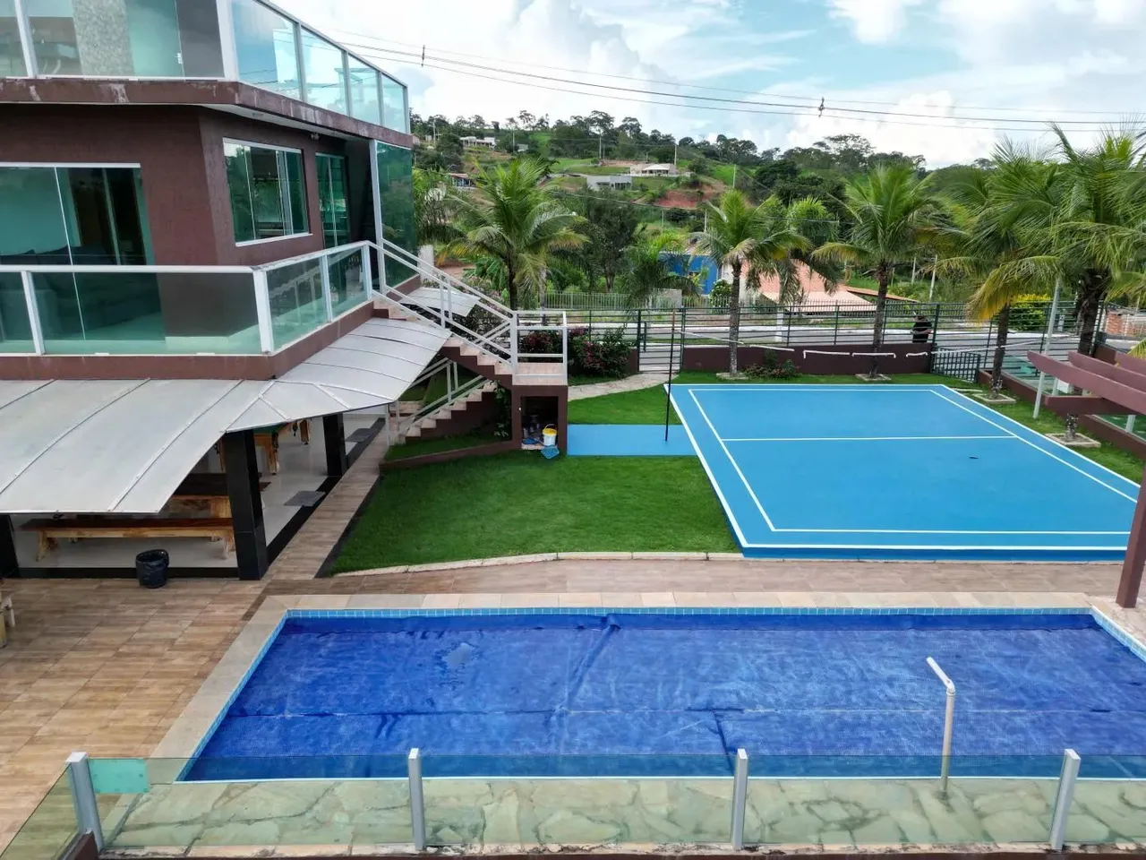 Chácara no Corumbá 4 com Triplex Alto Padrão à Venda em Condomínio Fechado