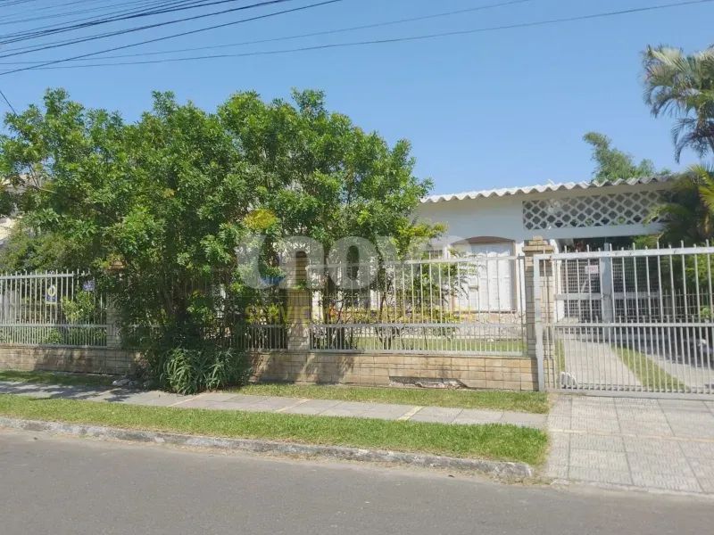 CASA COM EXCELENTE LOCALIZAÇÃO E 06 DORMITÓRIOS EM TRAMANDAÍ